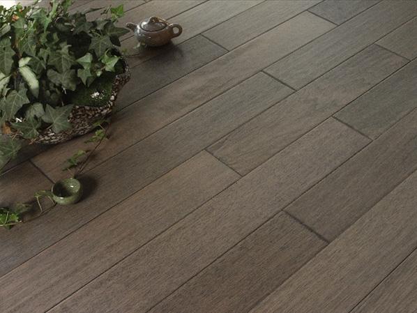 ��Ƥ����ں���ɫʵľƽ��ذ�